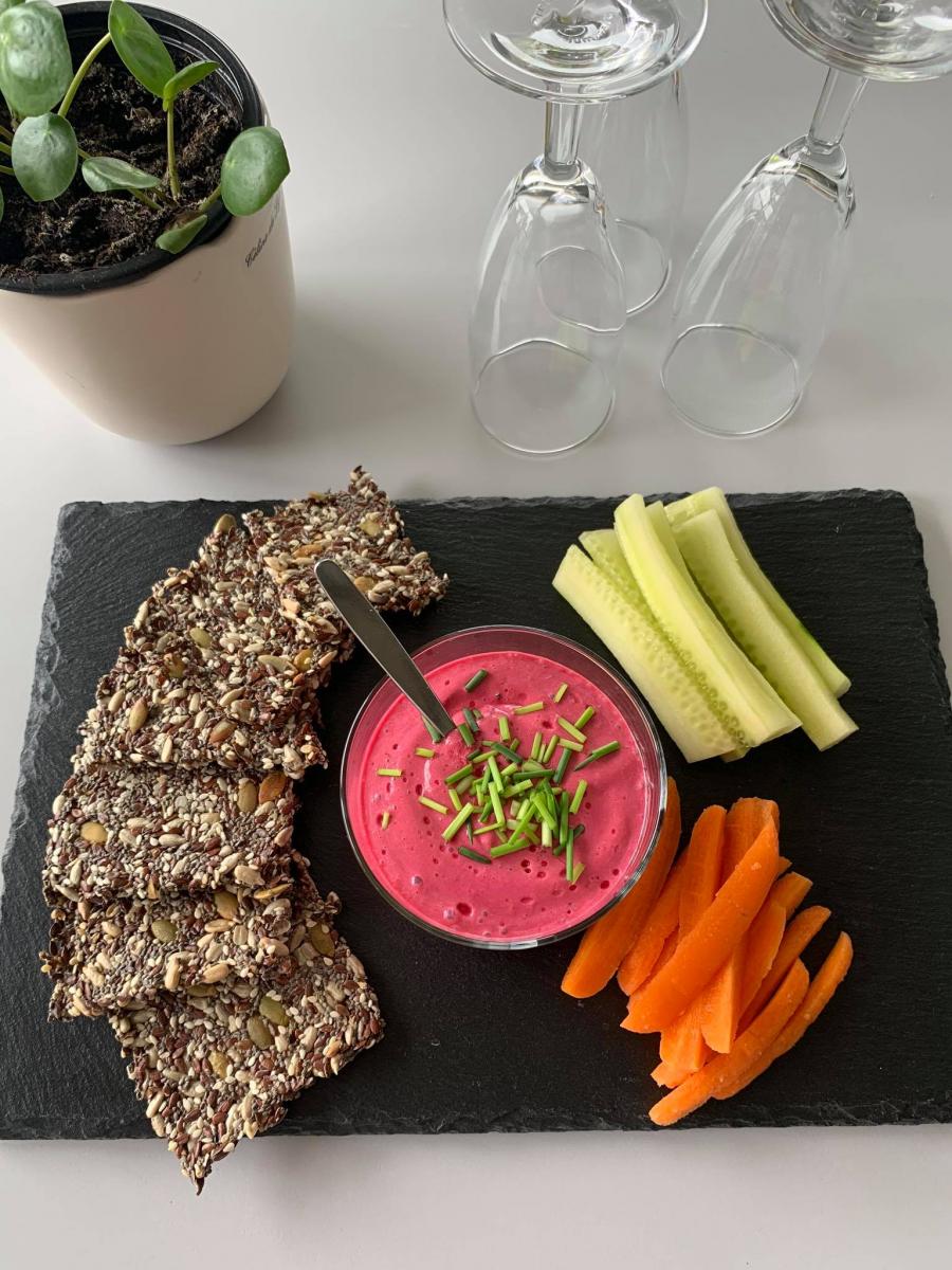 Zadencrackers met dipsaus van rode biet en geitenkaas Centrum